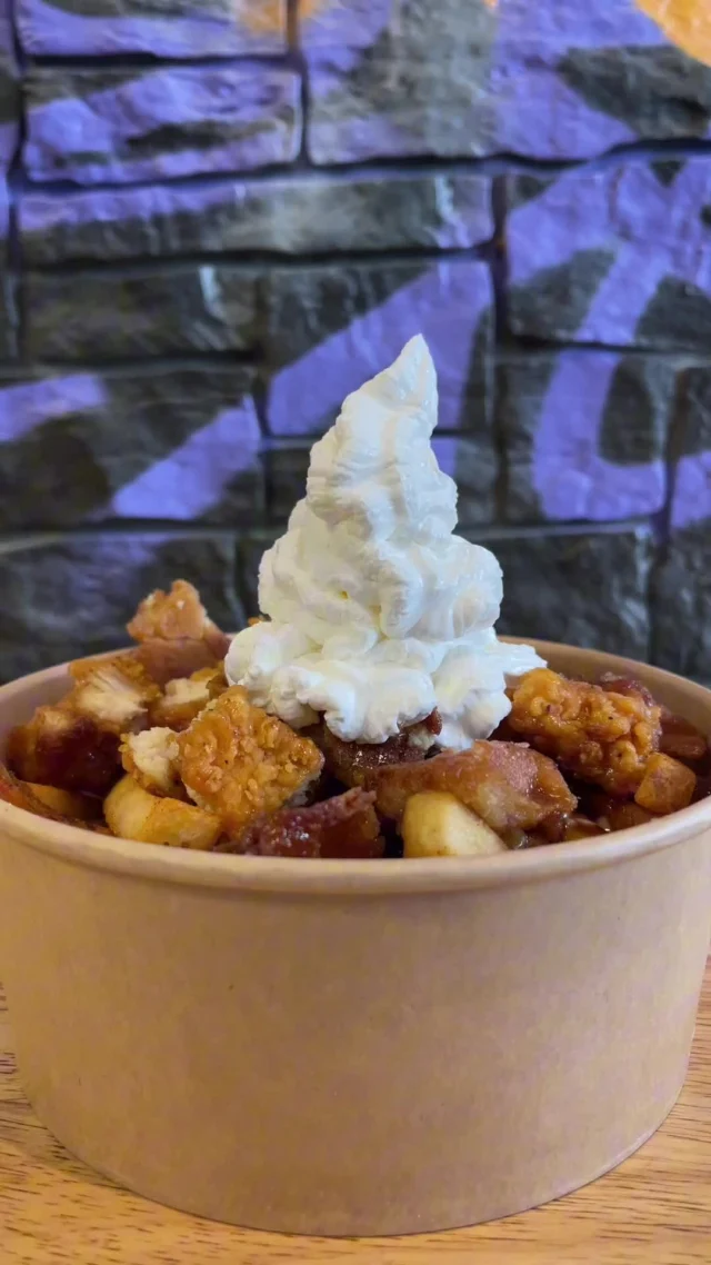 Top your day off right, with crispy chicken, fluffy waffles, golden fries, and a sweet swirl of whipped cream. This poutine hits every craving 😉