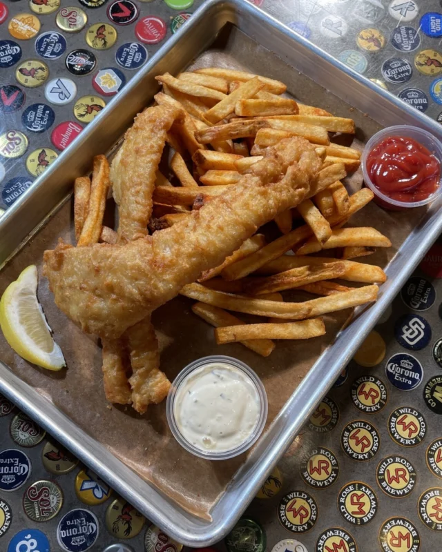 Reel in $3.50 fish and $3.50 fries every Tuesday! A deal you’re sure to get hooked on 🍟🐟#fishandfries #streats #eatlocal
#localeats  #foodiesofinstagram